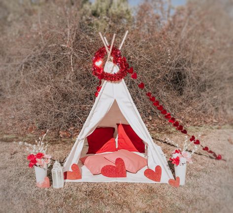 Valentines Photography Couples, Valentine Photo Backdrop, Valentine Backdrop, Valentine Mini Session, Diy Photography Props, Photo Props Diy, Baby Milestones Pictures, Valentine Photo Shoot, Diy Photo Backdrop