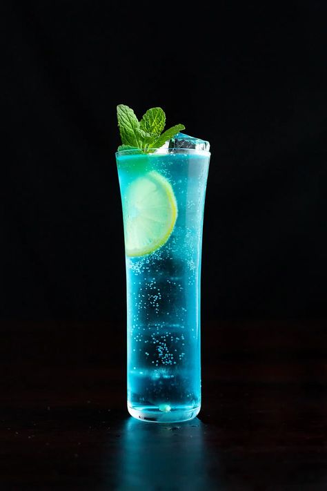 AMF Cocktail (Long Island Iced Tea Riff) - Moody Mixologist Amf Recipe, Cocktail Background, Moody Mixologist, Basic Cocktails, Cocktail Garnishes, Juice Bar Design, Iced Tea Cocktails, Best Summer Cocktails, Rainbow Board