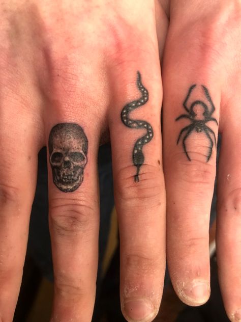 Finger tattoo Spider On Finger Tattoo, Finger Tattoos Skull, Skull Finger Tattoos For Men, Finger Spider Tattoo, Spider Tattoo On Finger, Snake Finger Tattoo Men, Finger Tattoos Spider, Horror Finger Tattoos, Finger Skull Tattoo