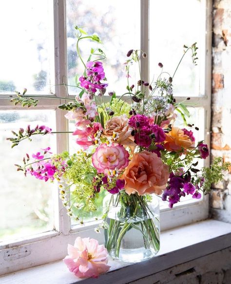 Summer Flower Arrangements, Instagram Roses, Boquette Flowers, Flower Vase Arrangements, Church Flowers, Bouquet Arrangements, Vase Arrangements, Sweet Peas, Beautiful Flower Arrangements