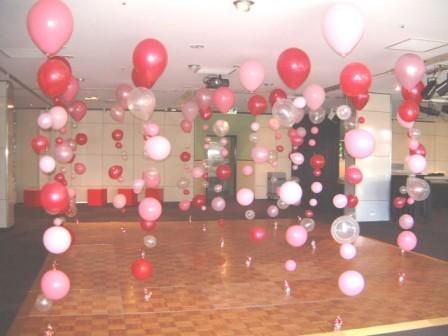 Bubble Strands, cute idea for balloon decorations. Balloon Strands, Hoco Decor, School Dance Decorations, Valentine Dance, Themes Sorority, Sweetheart Dance, Valentines Dance, Dance Decor, School Dance Ideas