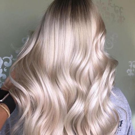 Creamy Caramel Blonde Hair, Champagne Toner For Blonde Hair, Champagne Platinum Blonde Hair, Champagne Blonde Formula, Pearl Blonde Hair Balayage, Wella Blonde Hair Color Shades, Powder Blonde Hair, Vanilla Cream Blonde Hair, Blonde Toner Shades