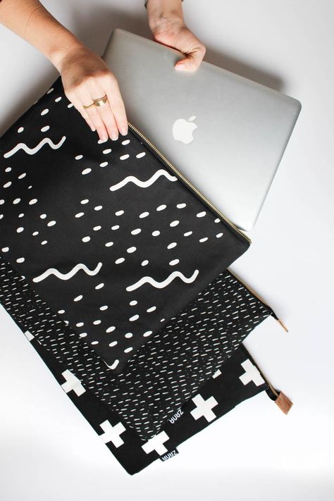 Diy Laptop Case, Diy Sy, Waves Design, Diy Laptop, Idee Cricut, Diy Bag Designs, Lv Bags, Diy Tote Bag, Creation Couture