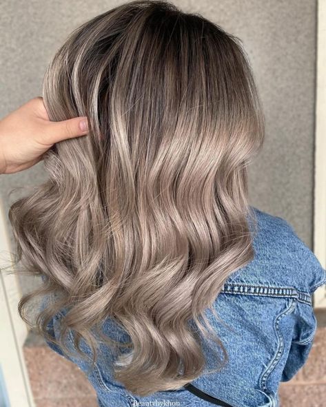 Metallic Ash Blonde Hair with Dark Roots Dark Ash Blonde Hair Color, Dark Ash Blonde Hair, Ash Blonde Hair Dye, Cool Ash Blonde, Dark Strawberry Blonde, Blonde Hair Colors, Dark Ash Blonde, Ash Blonde Hair Colour, Balayage Blond