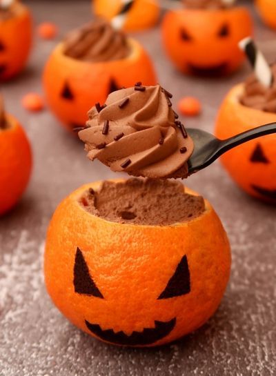 Clémentines à la mousse au chocolat {Halloween} Snack Halloween, Desserts Halloween, Halloween Backen, Creepy Halloween Food, Dessert Halloween, Halloween Breakfast, Halloween Menu, Halloween Fest, Easy Halloween Food