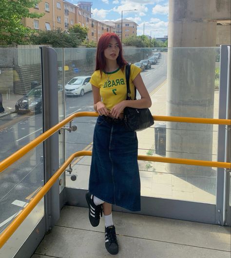 Midi Skirt For Short Women Outfit, Outfit With Long Jean Skirt, Midi Denim Skirt Outfit Aesthetic, Denim Skirt Midi Outfit, Long Skirt Outfits Denim, Bloquette Outfits, Denim Midi Skirt Outfits, Denim Skirt Outfit Midi, Long Skirt Jeans Outfit