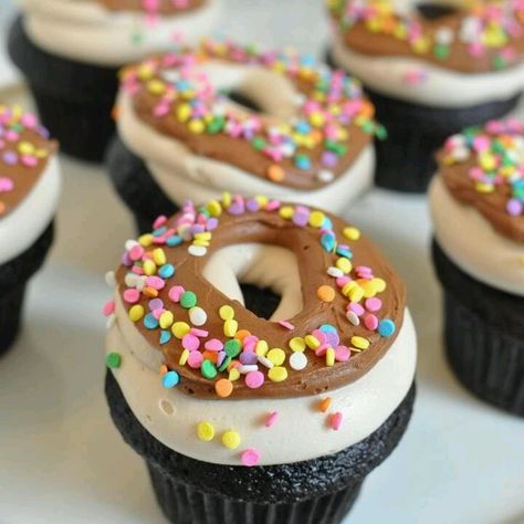 Donut cupcakes Donut Cupcake Cake, Trophy Cupcakes, 4 Cupcakes, Donut Cupcakes, National Donut Day, Cookie Cakes, Donut Shape, Cookie Party, Sweet Pastries