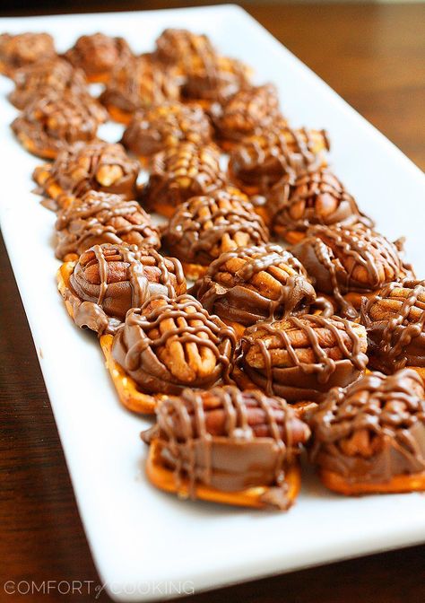 Chocolate Caramel Pecan Pretzel Bites via @thecomfortkitchen Pecan Chews, Pretzel Cheesecake, Pretzel Caramel, Pecan Candy, Candy Caramel, Pretzel Bites Recipes, Chewy Caramel, Pretzel Recipe, Milk Candy