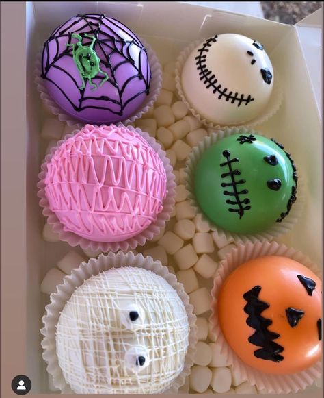 Delicious Halloween Desserts, Halloween Sweet Treats, Halloween Deserts, Chocolate Covered Apples, Hot Chocolate Cocoa, Dulces Halloween, Homemade Hot Cocoa, Halloween Cookies Decorated, Halloween Sugar Cookies