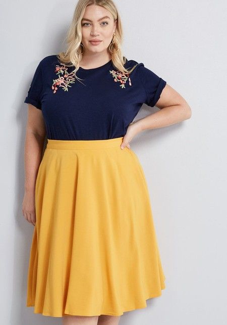 Plus Size Midi Skirt Outfits - Alexa Webb 2000s Punk Fashion, Simple Fashion Outfits Minimal Style, 2000s Punk, Yellow Midi Skirt, Spring Business Casual, Midi Skirt Outfit, Plus Size Summer Outfits, Look Plus Size, Summer Outfit Ideas