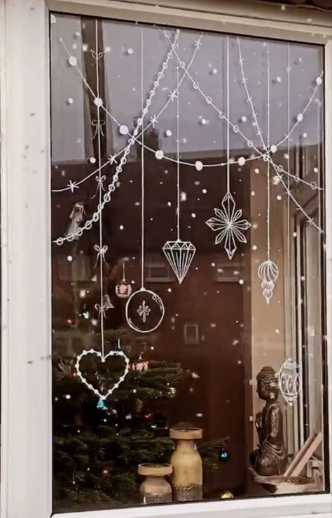 Office Christmas Window Decor, Xmas Decorations Windows, White Painted Christmas Windows, Window Christmas Art Ideas, Windows Decoration Christmas, Christmas Shop Window Painting, Christmas Decorated Windows, Christmas Drawing On Glass Window, Easy Christmas Window Display