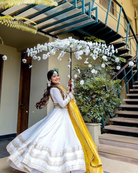 White Lehenga For Haldi, Haldi Theme Dress, White Haldi Outfit For Bride, Haldi Pic, Mehandi Poses, Haldi Ceremony Outfit For Bride, January Dress, Haldi Photography, Haldi Ideas