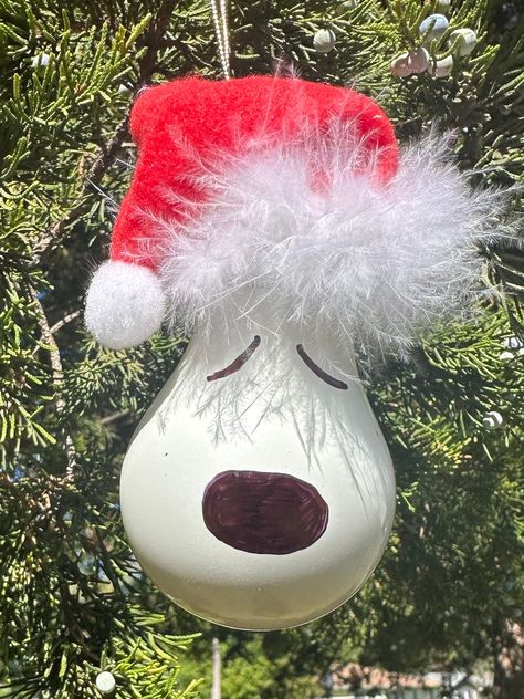 Diy Light Bulb Crafts, Etsy Christmas Ornaments, Recycled Light Bulbs, Diy Light Bulb, Christmas Snoopy, Bulb Ornaments, Light Bulb Crafts, Painted Light Bulbs, Light Bulb Ornaments