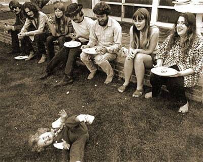 Pic Dawson, Eric Clapton. Joni Mitchell, David Crosby, Gary & Annette Burden with daughter Amy & Cass Elliott in Mama's Laurel Canyon  Gingerbread House back yard in the mid 1960s. ~~ Glenn Thornhill (FB) America in the 1960s. Cass Elliot, Johnny Rivers, David Crosby, Monterey Pop Festival, John Phillips, Rock And Roll History, Joni Mitchell, The Yardbirds, Laurel Canyon