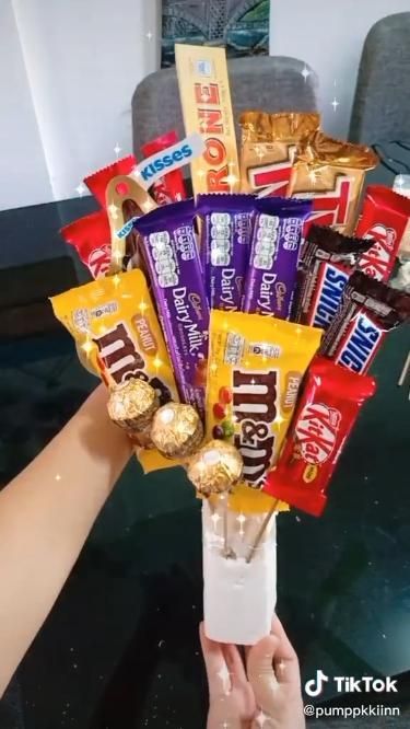 Step-by-Step Tutorial: How to Wrap a Bouquet in Paper Sweet Bouquets Candy, Wrap A Bouquet In Paper, Wrap A Bouquet, Bouquet Diy Gift, Paper Flower Diy, Candy Gifts Diy, Chocolate Flowers Bouquet, Food Bouquet, Chocolate Bouquet Diy