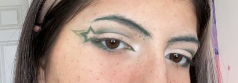 Dinosaur Eyeliner, Star Shaped Eyeliner, Green Star Makeup, Green Graphic Eyeliner, Green Eyeliner Looks, Green Eyebrows, Star Eyeliner, Liner Ideas, Concert Makeup