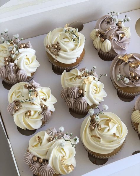 Minimalist Birthday Cupcakes, Wedding Cupcakes Chocolate, Aesthetic Birthday Cupcakes, Anniversary Cupcake Ideas, Cupcakes Decoration Aesthetic, Pretty Cupcakes Designs, Formal Decorations, Cupcakes Pretty, Birthday Cupcakes For Women