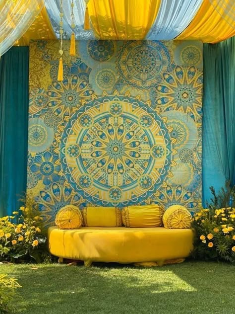 Wedding Haldi Decoration, Mehandi Decorations At Home, Outdoor Wedding Altars, Mehndi Traditional, Mehndi Stage Decor, Haldi Backdrop, Couple Seating, Lemon Table Decor, Mehndi Stage