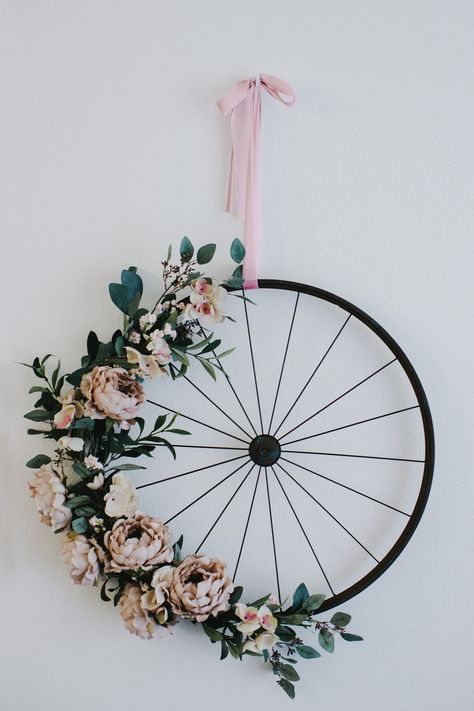 Make your own bicycle wheel floral arrangement for your wedding day with faux flowers from Afloral.com. Image by @greenweddingshoes #bridalflowers #floralarrangement Wedding Greenery Garland, Diy Bicycle, Greenery Wreaths, Kerajinan Diy, Diy Photo Backdrop, Bicycle Decor, Wedding Greenery, Wheel Decor, Eucalyptus Garland