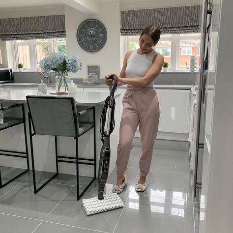 I'm a cleaning expert - how to clean your WHOLE house in an hour & that includes the oven House Cleaner Outfit, Cleaning The House Outfit, Cleaning Outfits House, Cleaning Lady Outfit, Clean The House Aesthetic, Cleaning House Outfit, Cleaning Day Outfit, Outfit For Cleaning House, Cleaning Outfit House