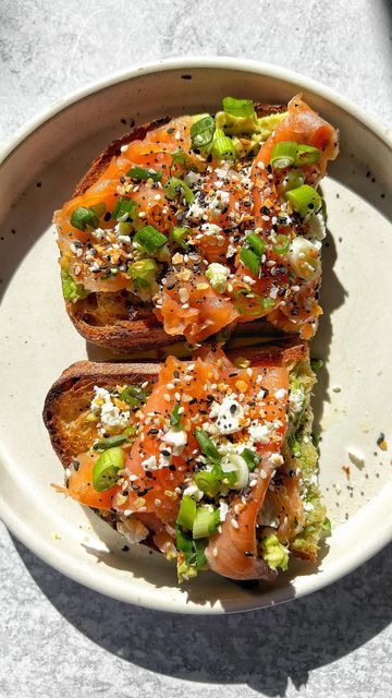 Smoked Salmon Toast Recipes, Smoked Salmon Avocado Toast, Salmon Avacado, Salmon On Toast, Salmon Bruschetta, Salmon Avocado Toast, Smoked Salmon Toast, Salmon Sandwich Recipes, Low Cal Breakfast