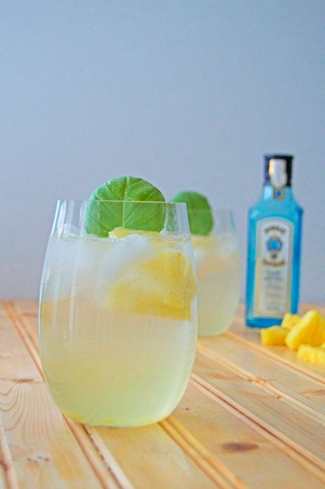 Pineapple Gin Fizz | dcgirlinpearls.com Gin And Pineapple Cocktail, Pineapple Gin Cocktail, Pineapple Gin, Pineapple Juice Recipes, Mint Cocktails, Infused Gin, Roasted Pineapple, Pineapple Mint, Pineapple Cocktail