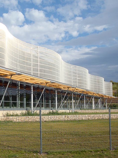 Centre Aquatique. Rolling stainless steel wire mesh facade made from HAVER Architectural Mesh MULTI-BARRETTE 8123. Steel Facade Architecture, Facade Louvers Architecture, Mesh Facade Architecture, Warehouse Facade, Bridges Architecture, Factory Architecture, Metal Facade, Facade Cladding, Facade Architecture Design