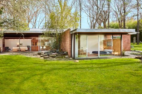 Richard Neutra’s iconic Hassrick Residence in East Falls lists for $2.195M - Curbed Philly Richard Neutra House, Neutra House, Ultra Modern Homes, Mid Century Ranch, Richard Neutra, Modernist Architects, Modern Contemporary Homes, Zaha Hadid Architects, Mid Century Modern House