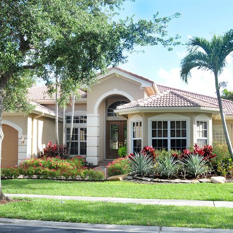 Florida Homes Exterior, Villa Landscape, Beach Landscapes, House Entry, Florida Landscape, Tropical Landscape Design, Front Yards Curb Appeal, Florida Landscaping, Florida Plants