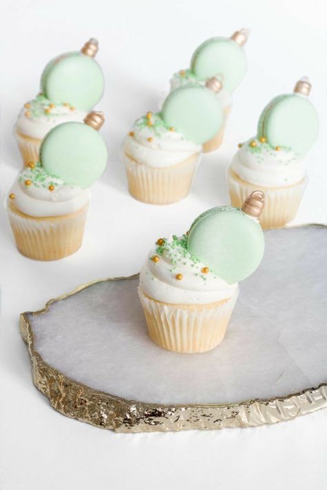 Macaroon Cupcakes, Macaron Cupcakes, Christmas Dessert Bar, Decorated Macarons, Cupcake Macaron, Macarons Christmas, Traditional Christmas Baking, Macaron Christmas, Pastel Gingerbread