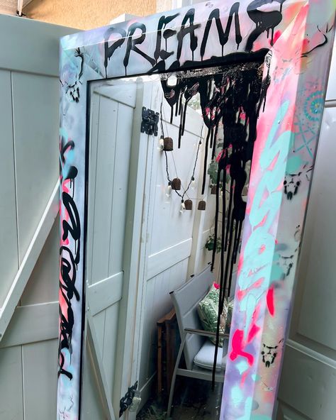 Full Body Mirror Painting Ideas, Paintings On Mirrors, Body Mirror Ideas, Mirror Customization, Painted On Mirror, Mirror Art Painted, Creative Mirror Frame Ideas, Art On Mirror, Painting On Mirror