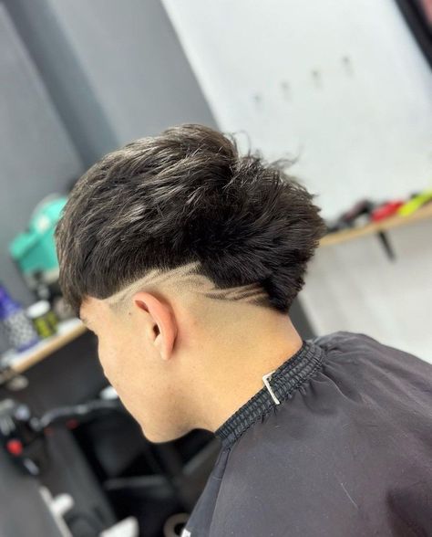 Mid Fade En V, Corte Freestyle, Mid Fade Haircut Men, Hair Tattoo Designs, Haircut Designs For Men, Fade Haircut Designs, Drop Fade Haircut, Drop Fade, Burst Fade