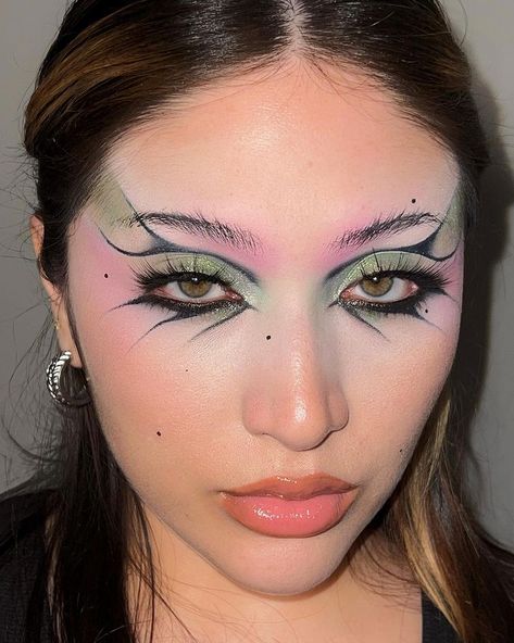 Elphaba Makeup Eye, Industrial Colour Palette, Pink Look, Bold Makeup Looks, Alt Makeup, Graphic Makeup, Rave Makeup, Swag Makeup, Ethereal Makeup