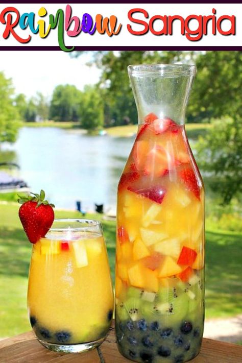 Rainbow Sangria, Tropical Fruit Smoothie, Sommer Mad, Princess Pinky Girl, Biscuits Graham, Smoothie Fruit, Pinky Girl, Sangria Recipe, Colorful Cocktails