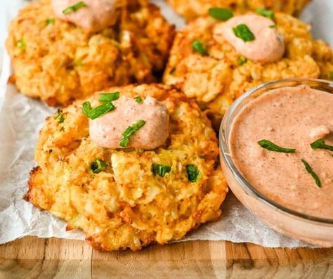 BEST Air Fryer Crab Cakes - Healthy & Easy! - Momma Fit Lyndsey Air Fryer Crab Cakes, Healthy Crab Cakes, Frozen Crab Cakes, Whole30 Salmon Recipes, Crab Cake Appetizer, Fried Crab Cakes, Air Fryer Crab, Air Fried Chicken Tenders, Crab Cakes Easy