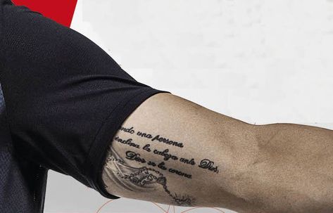 James Rodriguez tiene tatuada la frase “cuando una persona inclina la cabeza ante Dios, Dios se la corona”, junto con una cruz y un rosario, en el interior del brazo izquierdo. Bicep Writing Tattoo Men, Bicep Lettering Tattoo, Inside Bicep Tattoo Mens Words, Lettering Tattoo Men, Inner Bicep Tattoo Men, Religious Tattoo Sleeves, Inside Bicep Tattoo, 23 Tattoo, Positivity Tattoo