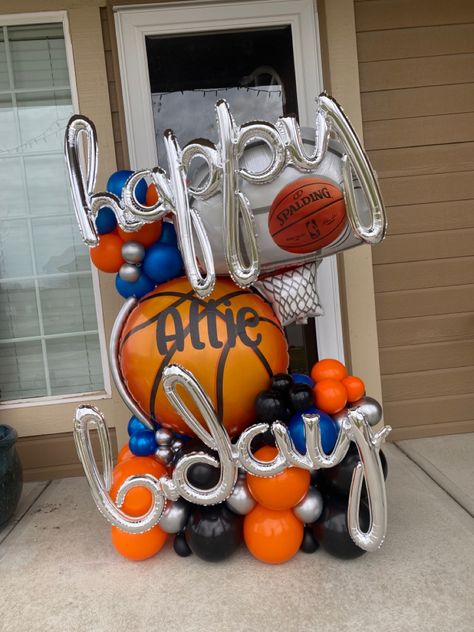 Sports Balloon Bouquet, Basketball Balloon Bouquet, Basketball Balloon Garland, Basketball Theme Birthday, Basketball Theme Party, Deco Ballon, Basketball Birthday Parties, Its A Boy Balloons