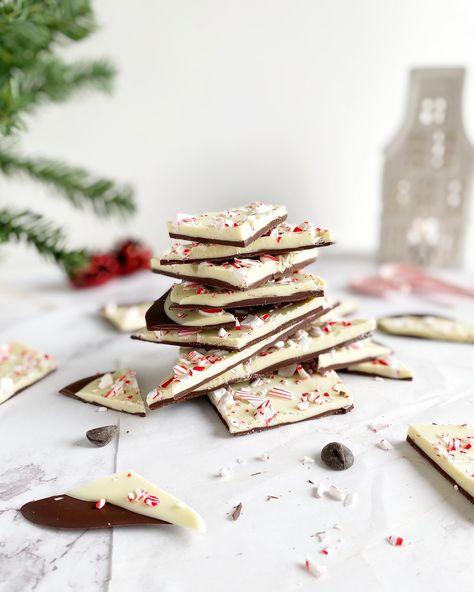 Super easy recipe of Peppermint bark with white and milk chocolate #peppermintbark #christmasdessert Easy Peppermint Bark, Classic Christmas Dessert, Sugar Cookies Christmas, Butter Cookies Christmas, Favorite Cookie Recipe, Star Cookies, Sugar Cookie Dough, Cookies Christmas, Peppermint Bark