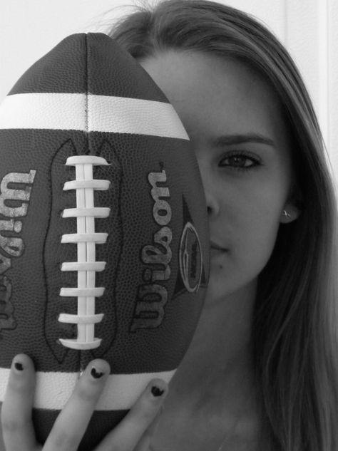 Football Photoshoot Women, Flag Football Picture Poses, Flag Football Senior Pictures, College Football Photoshoot, Flag Football Photography, Flag Football Media Day Poses, Flag Football Photoshoot Ideas, Flag Football Photoshoot, Flag Football Pictures