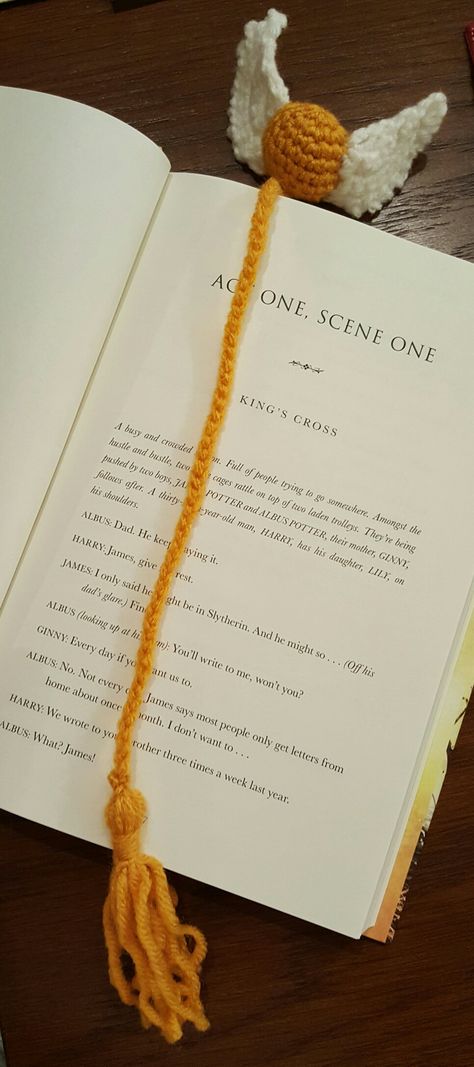 Easy Harry Potter Crochet, Crochet Ideas Bookmark, Harry Potter Crochet Projects, Harry Potter Themed Crochet, Crochet Harry Potter Pattern Free, Crochet Bookmark Ideas, Harry Potter Crochet Bookmark, Harry Potter Macrame, Harry Potter Crochet Ideas