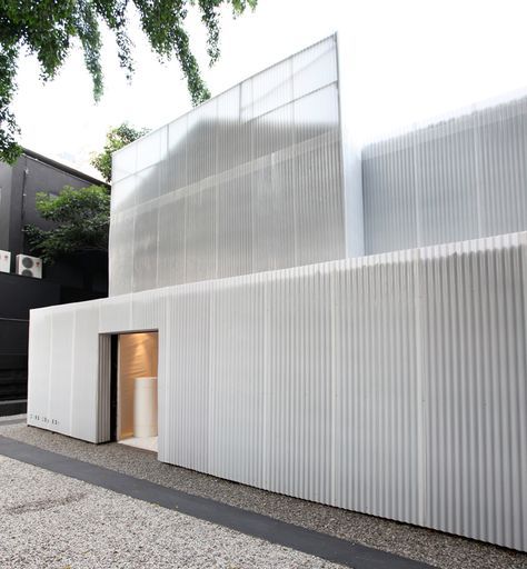 a temporary installation of corrugated plastic screens conceal a shop during the day, while at night projecting the outline of the original structure. Metal Facade, Casa Container, Building Facade, Architecture Exterior, Facade Architecture, Facade Design, Facades, Architecture Building, Design Store