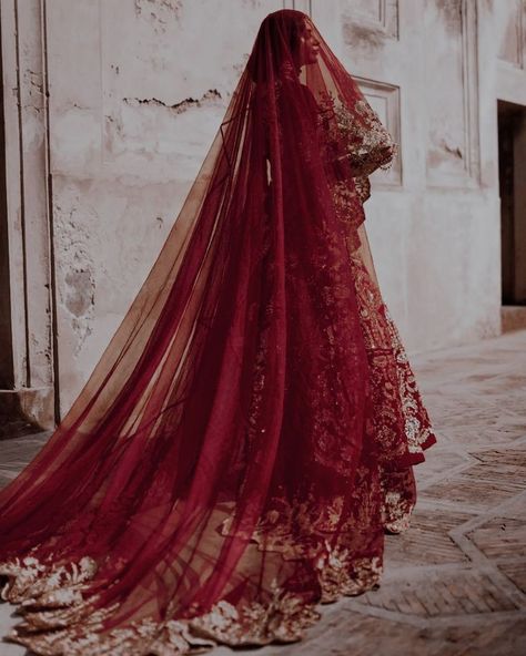 Red Reception Dress Bride, Nikkah Duppata Ideas, Pakistani Bridal Veil, Red Veil Wedding Indian, Red Nikkah Dress, Red Wedding Dress Pakistani, Pakistani Wedding Ideas, Red Bridal Dupatta, Dulhan Dupatta