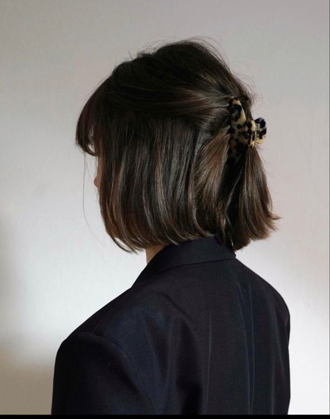 Claw Hair Clip, Shot Hair Styles, Haircuts Straight Hair, Penteado Cabelo Curto, Short Hair Haircuts, Look Younger, 가을 패션, Short Haircuts, Aesthetic Hair