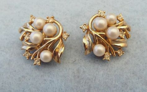 Gold Jhumka Earrings, Gold Pearl Jewelry, Gold Jewelry Outfits, Pearl Earrings Wedding, Gold Pendant Jewelry, Faux Pearl Earrings, Gold Ring Designs, Crown Trifari, Gold Jewelry Earrings