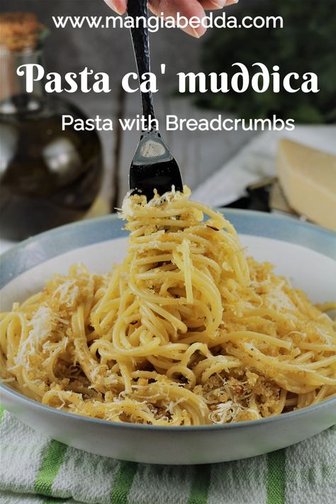 Pasta with crispy fried breadcrumbs, a quick and easy pasta dinner! #pastawithbreadcrumbs #pastarecipes Pasta With Breadcrumbs, Pasta Breadcrumbs, Sicilian Recipes Authentic, Mangia Bedda, Mushroom Pasta Bake, Vegetarian Pasta Salad, Fried Pasta, Chili Pasta, Bread Crumbs Recipe