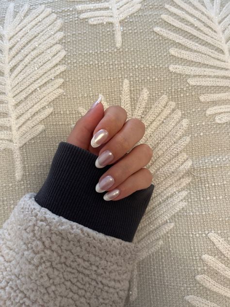 Peal Nail, Hailey Bieber Nails French Tip, Uñas Hayley Bieber, Hayley Bieber Nails, Chrome Almond, Hailey Bieber Nails, Bieber Nails, Hayley Bieber, Nails Shape