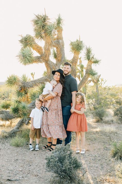 Joshua Tree Family Photos, Joshua Tree Family Photoshoot, Family Desert Photoshoot, Western Desert Family Photoshoot, Desert Family Photoshoot, Joshua Tree Photoshoot Family, Family Pictures Desert, Joshua Tree Portrait Photography, Maternity Photography Joshua Tree