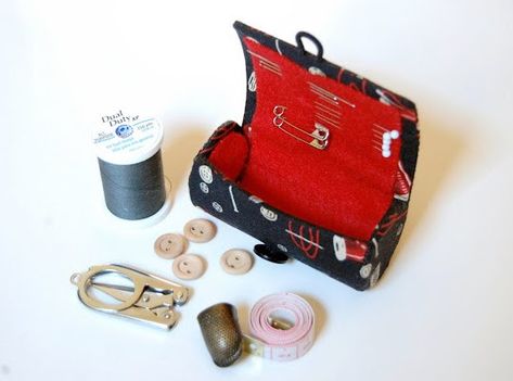 Travel Sewing Case, Hand Quilting Technique, Sew Tutorials, Sewing Organizer, Jewelry Roll Travel, Sewing Case, Sew Mama Sew, Travel Sewing, Scrap Fabric Projects