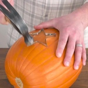 Make decorating for Fall easy with these DIY fall decor hacks. From DIY fall dollar store hacks to tips on preserving pumpkins and leaves for crafts, there are plenty of creative fall decorating hacks to choose from. Preserving Pumpkins, Pumpkin Flower Pots, Decor Hacks Diy, Carve A Pumpkin, Pumpkin Vase, Easy Pumpkin Carving, Fall Candy, Plastic Pumpkins, How To Make Pumpkin