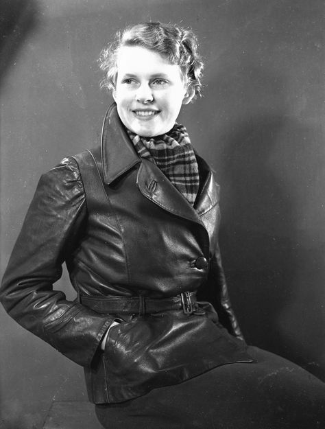 1939 1930 Leather Jacket, 1930s Jacket, 1950s Women, 1940s Women, 1940s Outfits, 1930's Fashion, Classic French Style, Women Scientists, Daily Fashion Inspiration